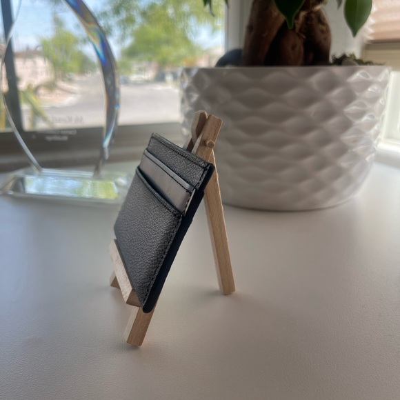 Selling a Louise Vuitton card holder item is in good shape. Will come with box - Picture 3 of 10